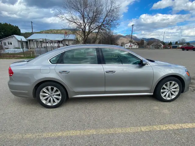 VW Passat 2012 4 door no accidents, clean and maintained - Photo 4