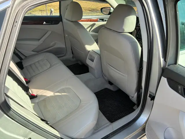 VW Passat 2012 4 door no accidents, clean and maintained - Photo 5