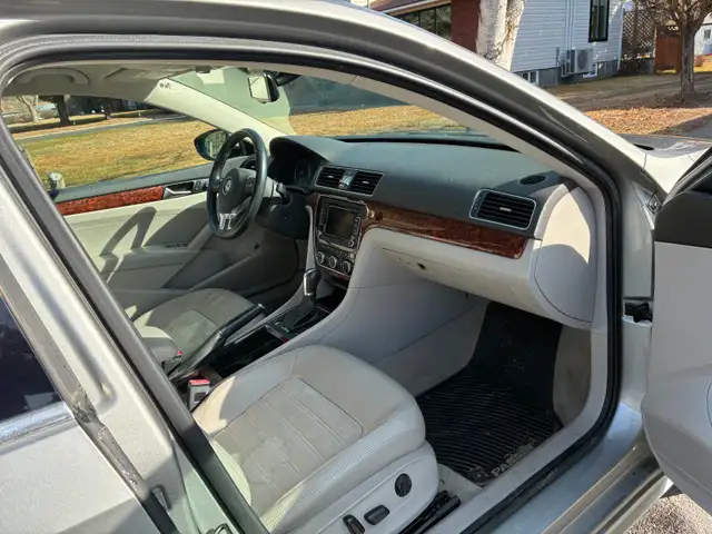 VW Passat 2012 4 door no accidents, clean and maintained - Photo 6