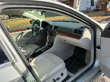 VW Passat 2012 4 door no accidents, clean and maintained - Photo 6