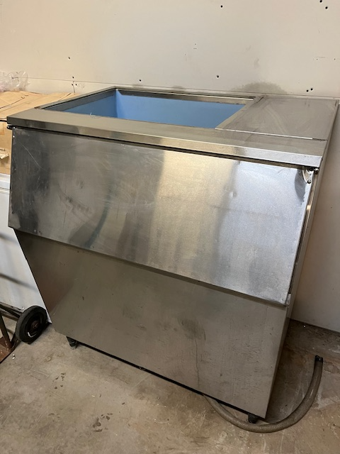 Ice storage bin