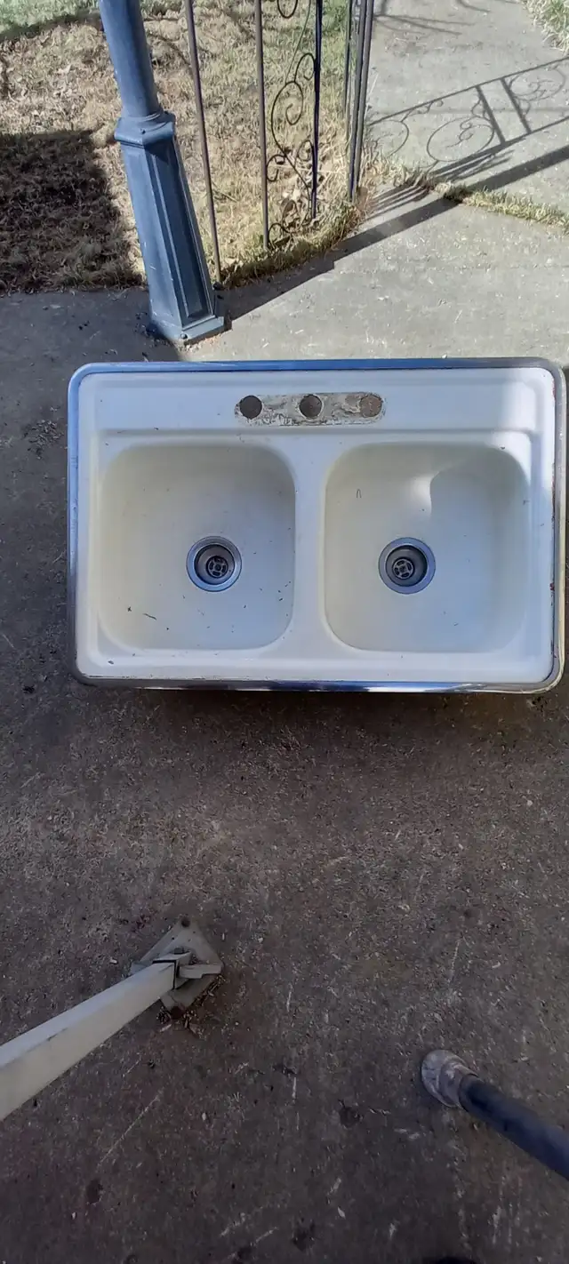 Double Kitchen Sink - Photo 3