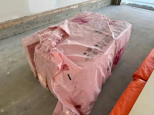 Fiberglass pink insulation bats 6"x24"x48"