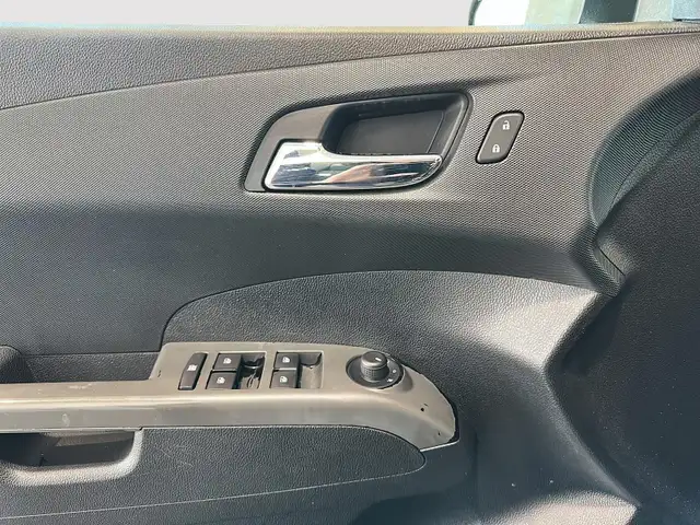 2016 Chevrolet Sonic Sedan RS - 6MT - Photo 11