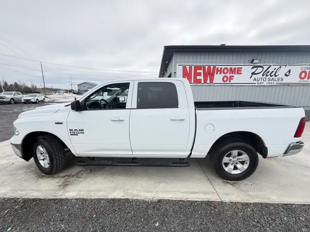 2022 RAM 1500 CLASSIC SLT CREW CAB 4X4  5.7L V8 HEMI  FINANCIN - Photo 2