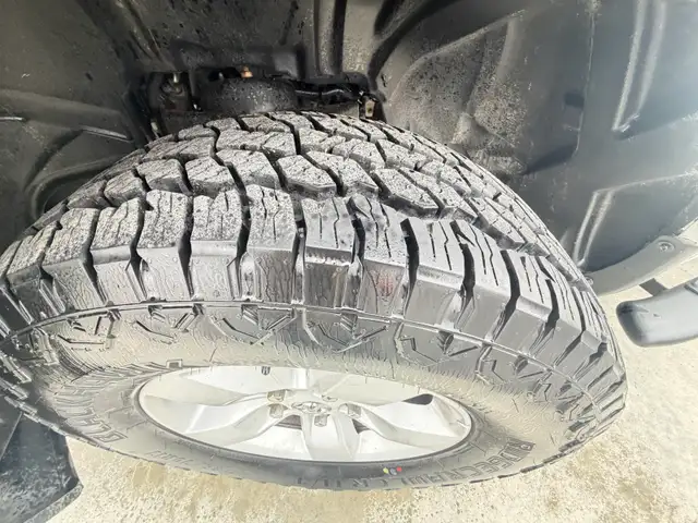 2022 RAM 1500 CLASSIC SLT CREW CAB 4X4  5.7L V8 HEMI  FINANCIN - Photo 10