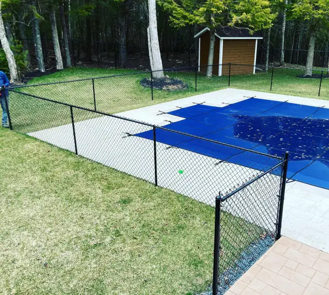 Chain link fence - Photo 2