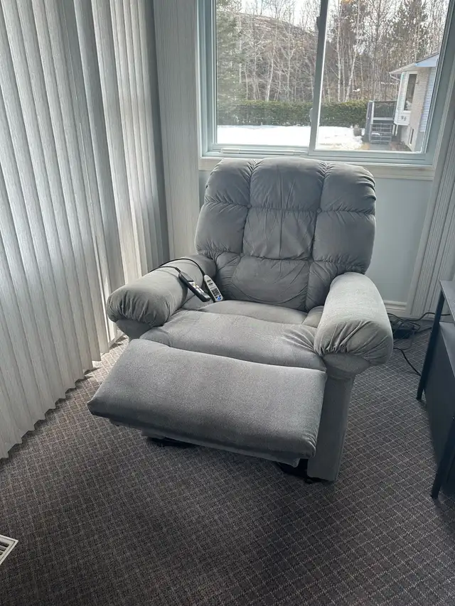 Lazy boy lift chair with massage and heat. - Photo 2