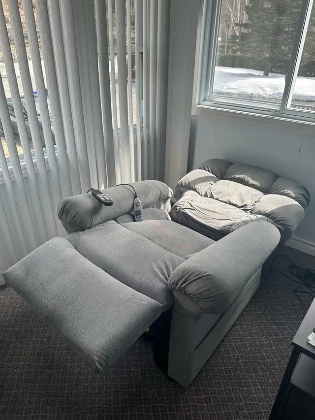 Lazy boy lift chair with massage and heat. - Photo 3