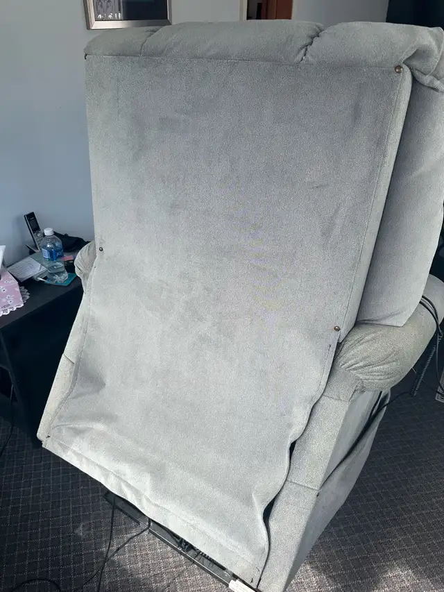 Lazy boy lift chair with massage and heat. - Photo 4