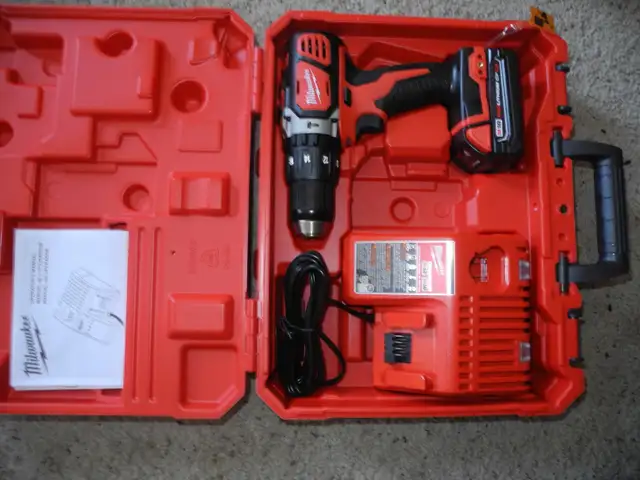 Milwakee New  Drill with battrey and charger - Photo 4