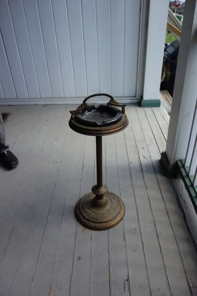 SMOKER'S STAND WITH ASHTRAY