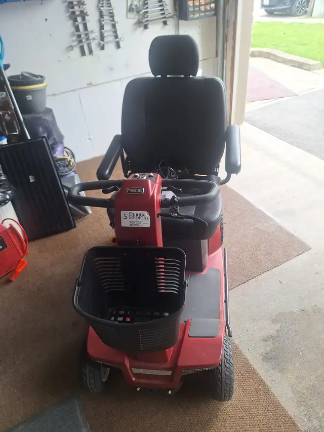 Pride mobility scooter barely used - Photo 3
