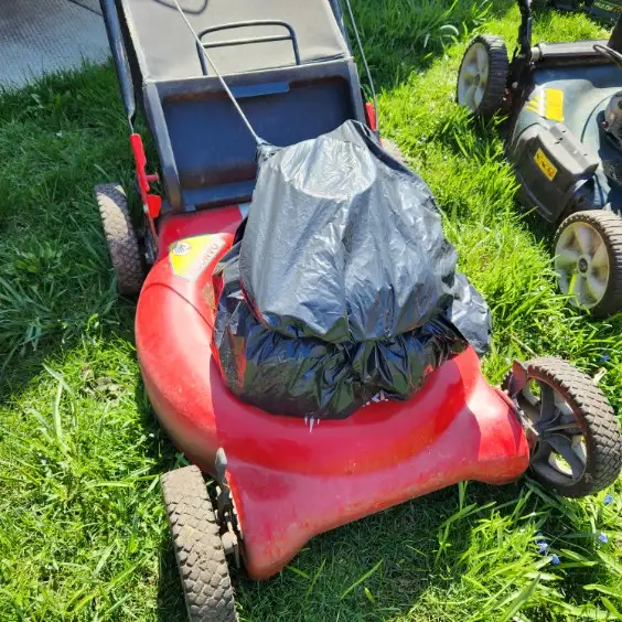 Three gasoline lawnmowers. - Photo 2