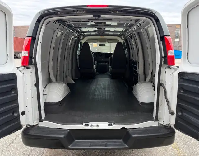 SUPER CLEAN 2023 GMC Cargo Van - Photo 5