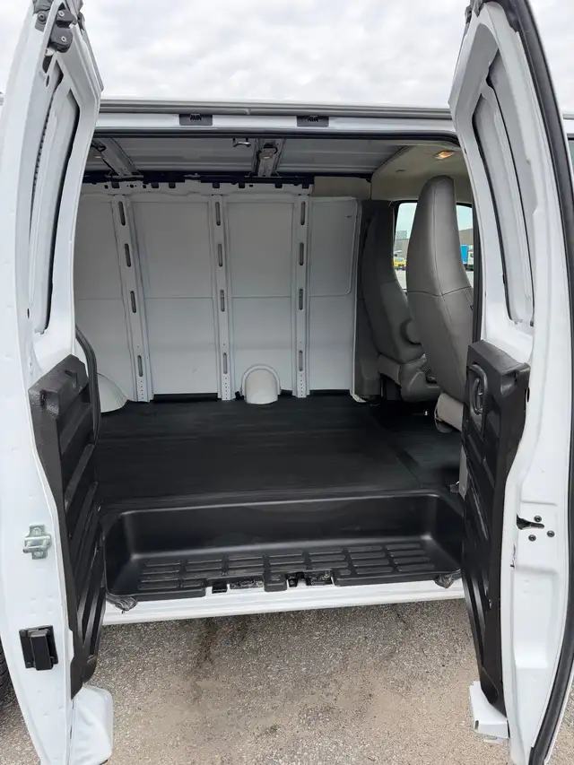 SUPER CLEAN 2023 GMC Cargo Van - Photo 6