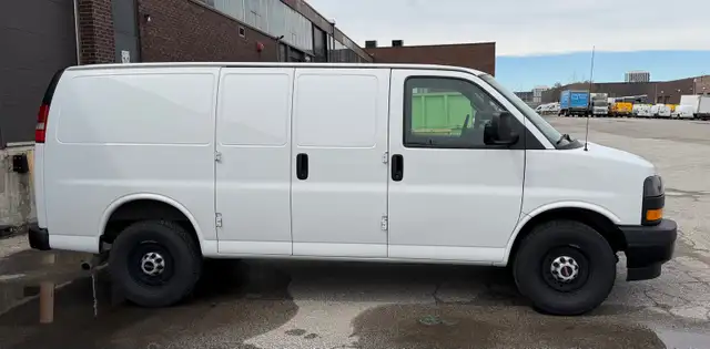 SUPER CLEAN 2023 GMC Cargo Van - Photo 8