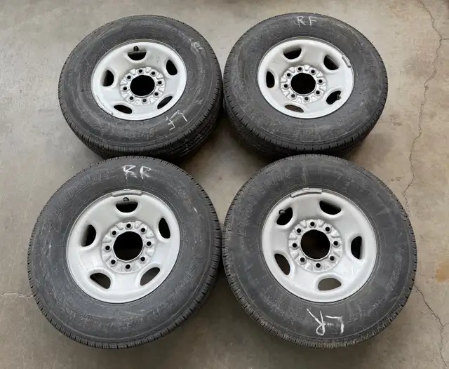 SUPER CLEAN 2023 GMC Cargo Van - Photo 10