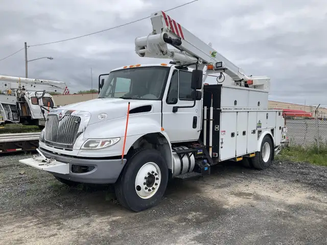 2016 International 4400 Altec T441M Bucket Truck - Photo 2