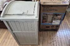 SUNCAST TRASH HIDEAWAY – OUTDOOR BIN STORAGE – NEW ASSEMBLED 120