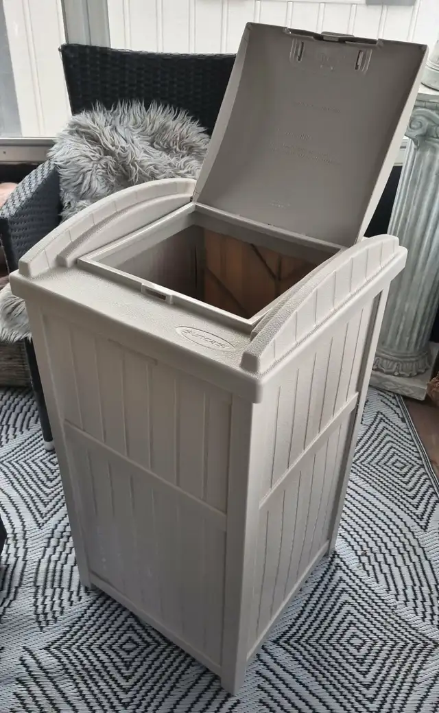 SUNCAST TRASH HIDEAWAY – OUTDOOR BIN STORAGE – NEW ASSEMBLED 120 - Photo 4