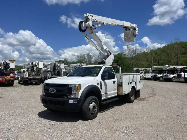 2017 Ford F550 Altec AT40G Bucket Truck - Photo 2