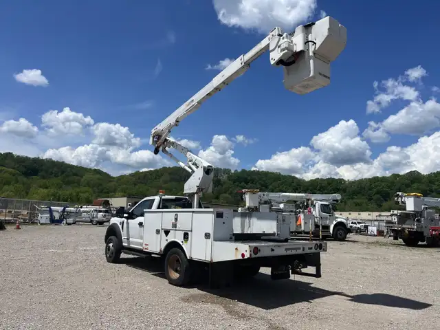 2017 Ford F550 Altec AT40G Bucket Truck - Photo 3