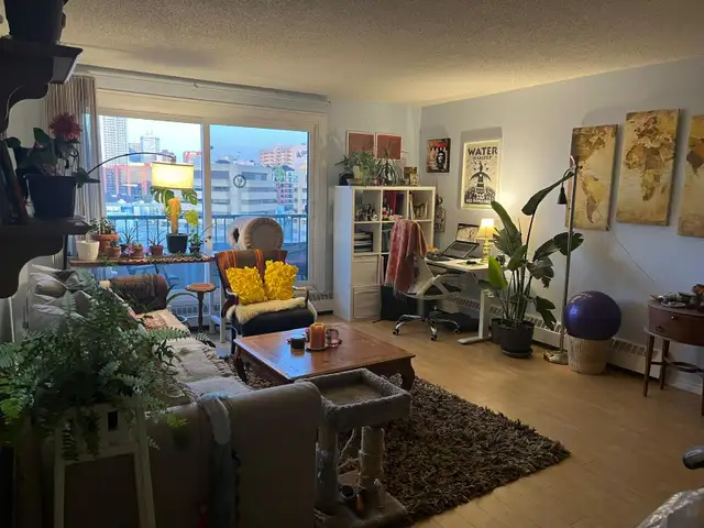 Awesome Downtown Suite with Amazing Views - Photo 2