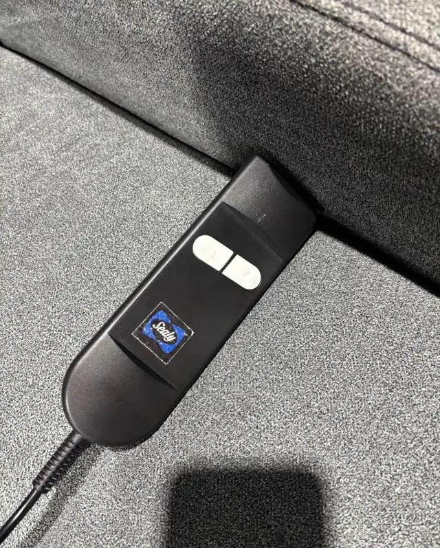 Sealy fabric power reclining lift chair - Photo 4