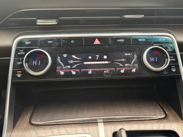 2024 Genesis GV80 3.5T Prestige AWD • 360 Camera • Head Up Displ - Photo 16