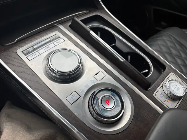 2024 Genesis GV80 3.5T Prestige AWD • 360 Camera • Head Up Displ - Photo 18