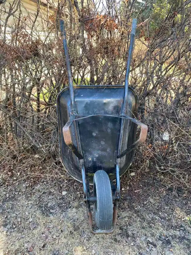 wheelbarrow - Photo 2