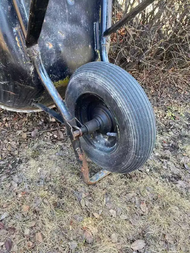 wheelbarrow - Photo 3