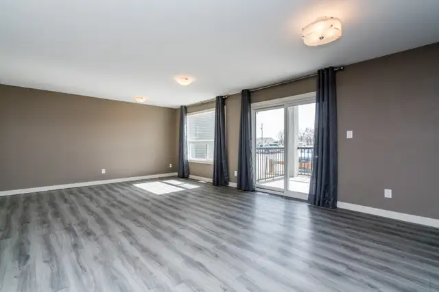 SPACIOUS 3 Bedroom Apartment! Located In Steinbach! - Photo 2