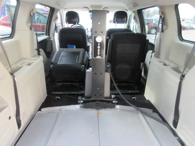 2013 Dodge Grand Caravan SXT - Photo 14