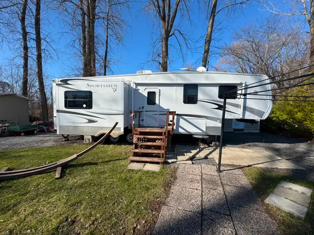 -Roulotte à vendre 12000$ Keystone Sportmen 32 pieds