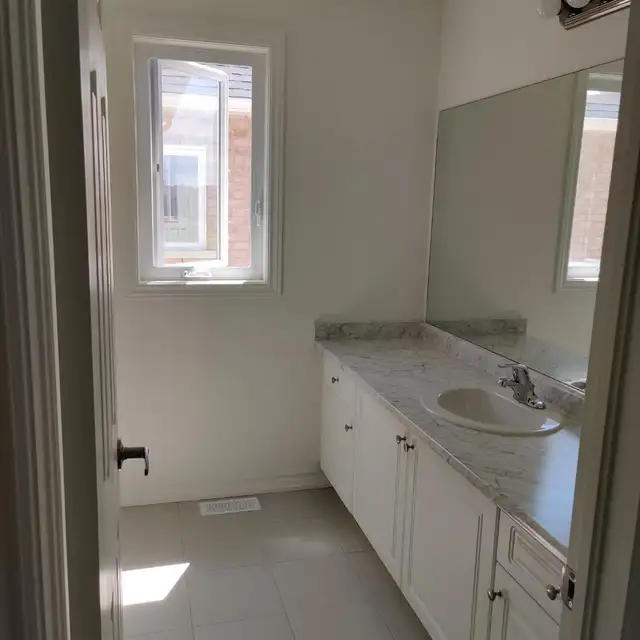 3 Bedrooms Townhouse for Rent in Fort Erie - Photo 5