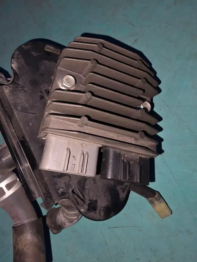 2007-2008 Yamaha R1 1D7-81960-01-00RECTIFIER & REGULATOR ASSY