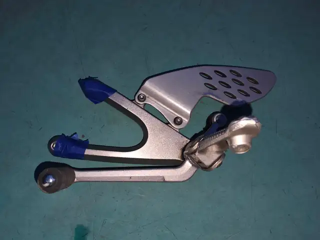 2007 Yamaha R1 Riders Foot Pegs Brackets Gear Shifter Rear Sets