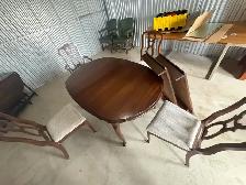 Free delivery used Wooden Dining Table with 4 chairs