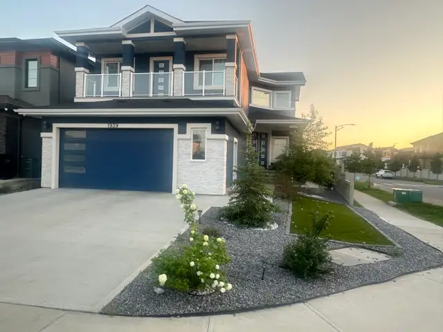 ROOM FOR RENT IN LUXURY HOME