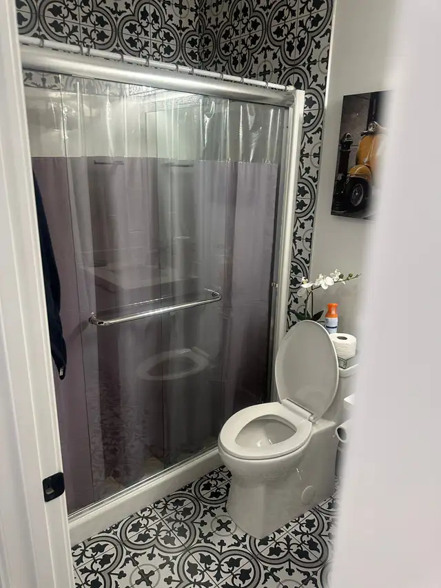 ROOM FOR RENT IN LUXURY HOME - Photo 4