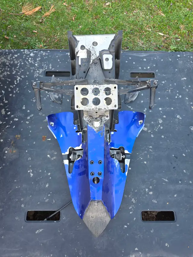 2007 Yamaha R1 4C8-21190-00-00REAR SUB FRAME COMPLETE As In Pic - Photo 5