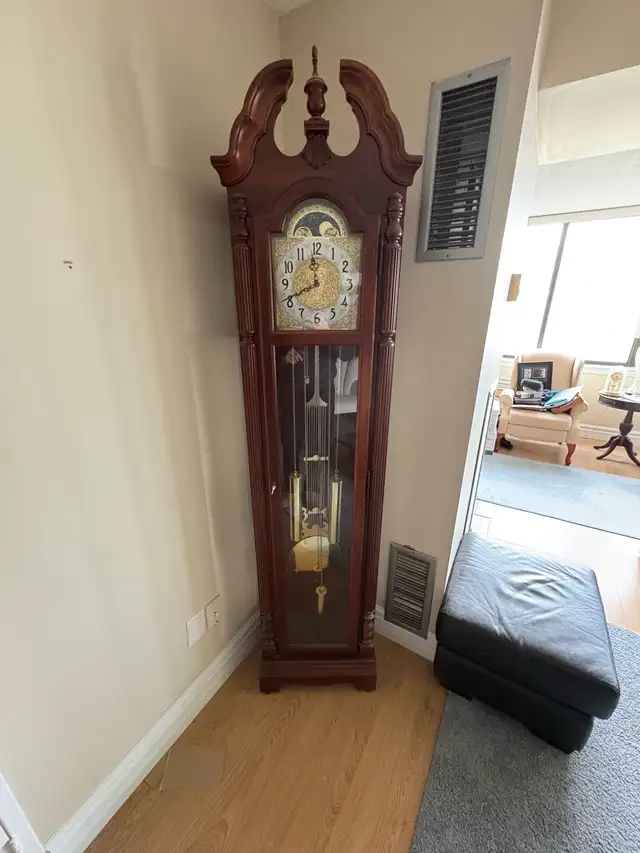 Free delivery used Howard Miller 'Jonathan' Grandfather Clock - Photo 2