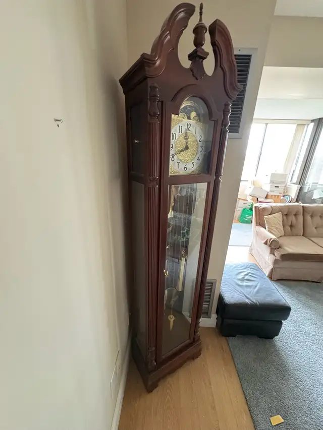 Free delivery used Howard Miller 'Jonathan' Grandfather Clock - Photo 3