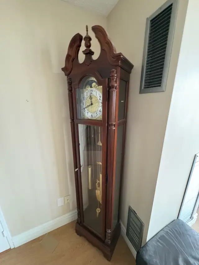 Free delivery used Howard Miller 'Jonathan' Grandfather Clock - Photo 7
