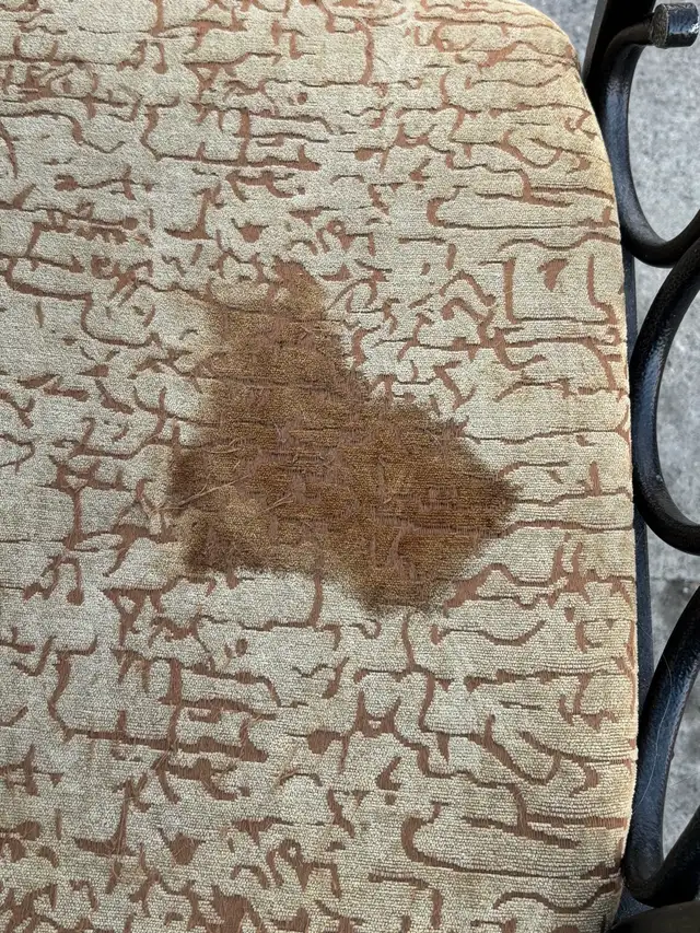 Table and Chairs - Photo 2