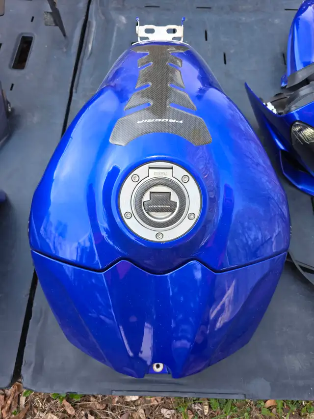 2007-2008 Yamaha R1 Gas Tank 4C8-YK241-00-P0 FUEL TANK COMP - Photo 3