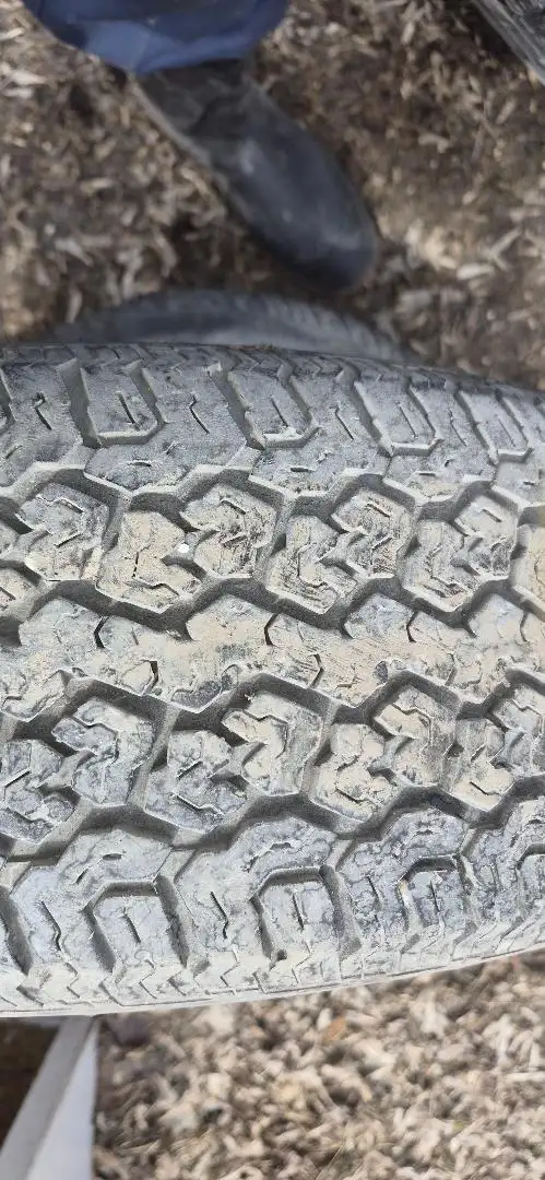 TIRES USED - 1 205/70R15   -- 2 205/70R14 - FREE - Photo 4
