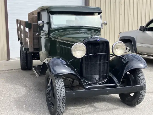 1932 all-steel Ford BB One-Tonne Flatbed - Exceptional Condition